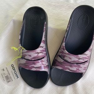 Womens Oofos slides   Purple camo print. Great comfortable sandal.